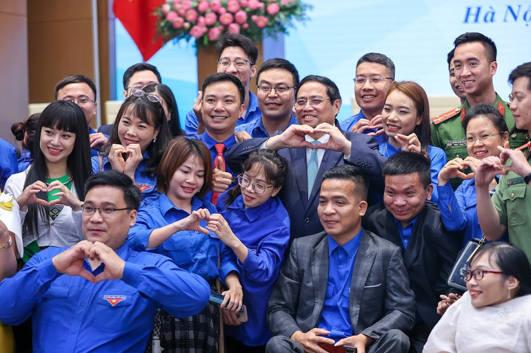 Thủ tướng Phạm Minh Chính chụp ảnh cùng các đại biểu thanh niên dự Hội nghị. (Ảnh: VGP)