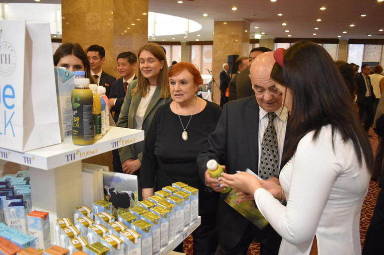 Khách tham quan triển lãm hào hứng nghe giới thiệu về các sản phẩm TH. Khách tham quan triển lãm hào hứng nghe giới thiệu về các sản phẩm TH.