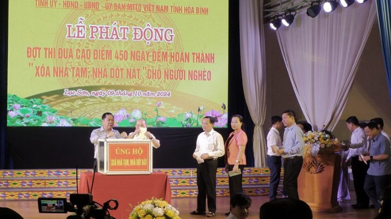 Lễ phát động đợt thi đua cao điểm 450 ngày đêm hoàn thành “xóa nhà tạm, nhà dột nát” cho hộ nghèo trên địa bàn tỉnh tại huyện Lạc Sơn, tỉnh Hòa Bình, ngày 9/10/2024.