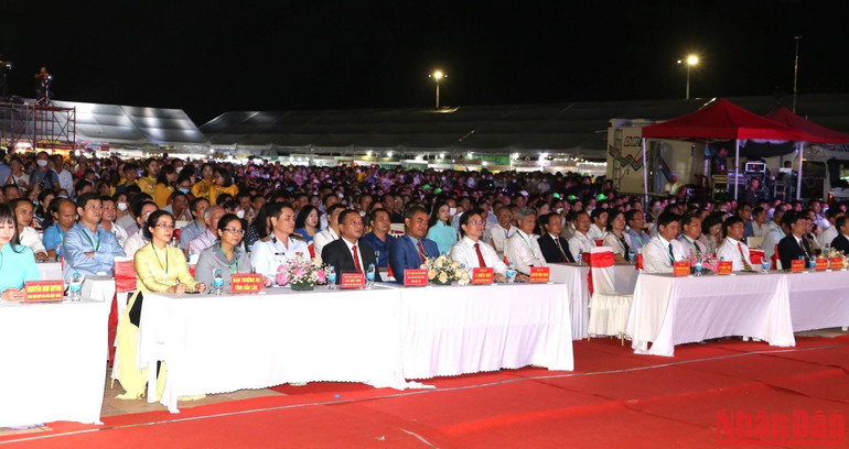 Đại diện các bộ, ngành Trung ương và lãnh đạo tỉnh Đắk Lắk, huyện Krông Pắc cùng đông đảo nhân dân dự khai mạc Lễ hội Sầu riêng Krông Pắc lần thứ I năm 2022.