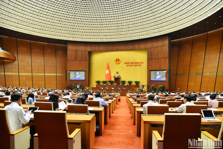 Quang cảnh phiên thảo luận ở hội trường sáng 26/10. (Ảnh: THỦY NGUYÊN)