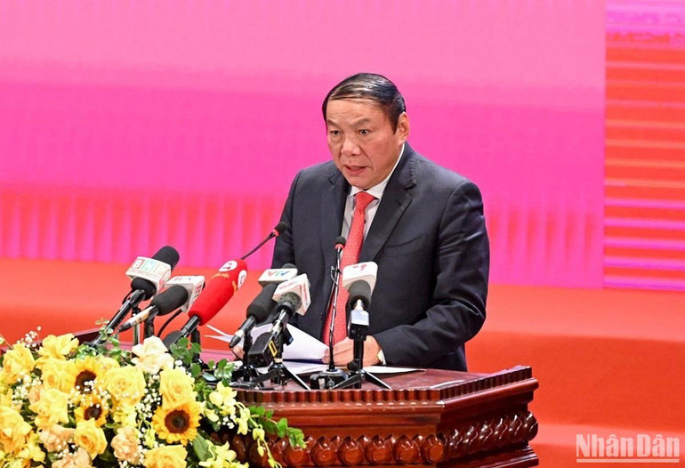 Bộ trưởng Văn hóa, Thể thao và Du lịch Nguyễn Văn Hùng phát biểu trong Phiên toàn thể. (Ảnh: DUY LINH) Bộ trưởng Văn hóa, Thể thao và Du lịch Nguyễn Văn Hùng phát biểu trong Phiên toàn thể. (Ảnh: DUY LINH)