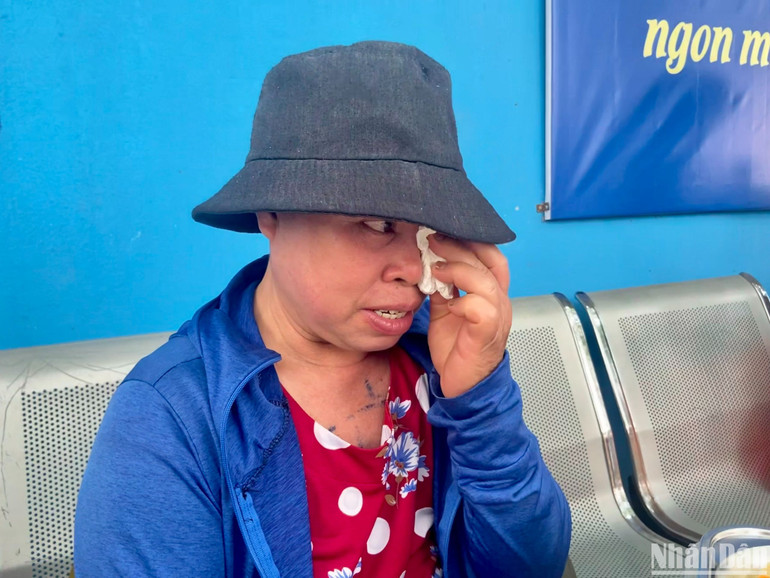 Chị Quách Thị Luyến xúc động trước sự giúp đỡ nhiệt tình từ các thành viên của quán Nụ cười Shinbi.