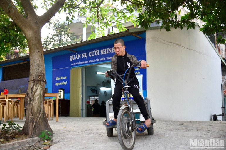 Anh Nguyễn Thắng Dương mang cháo đến Khoa Nhi, Bệnh viện K để phát cho các bệnh nhân.