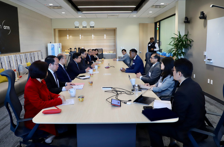 Quang cảnh buổi làm việc giữa đoàn công tác của Bộ Kế hoạch và Đầu tư và đại diện Công ty ARM.