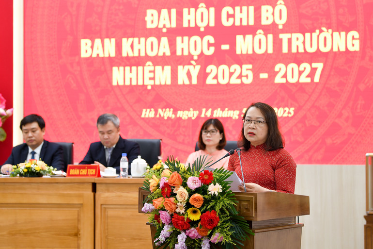Đồng chí Doãn Trà My, Tổ trưởng Tổ thư ký trình bày dự thảo Nghị quyết Đại hội. (Ảnh: THẾ ĐẠI) Đồng chí Doãn Trà My, Tổ trưởng Tổ thư ký trình bày dự thảo Nghị quyết Đại hội. (Ảnh: THẾ ĐẠI)