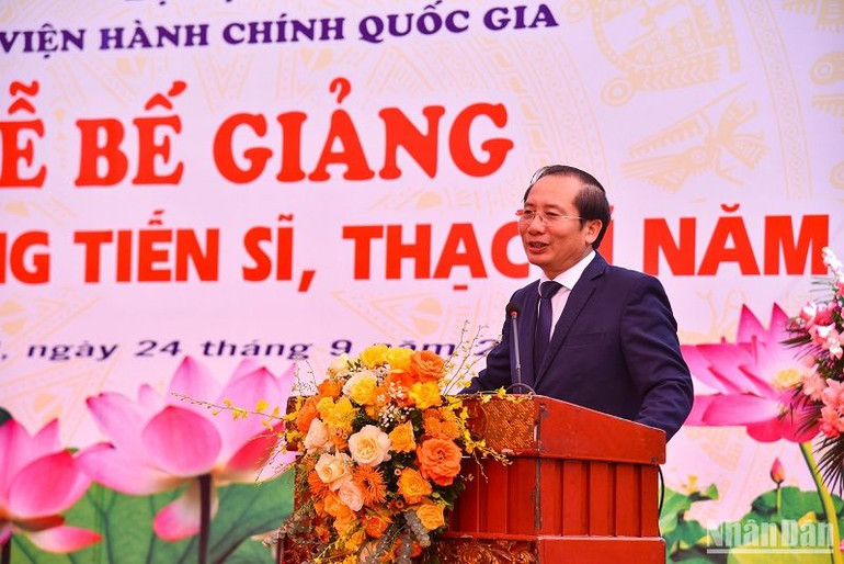 Giám đốc Học viện Hành chính Quốc gia Nguyễn Bá Chiến phát biểu bế giảng. (Ảnh: NHẬT QUANG)