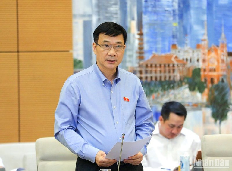 Chủ nhiệm Ủy ban Kinh tế của Quốc hội Vũ Hồng Thanh trình bày báo cáo thẩm tra dự án Luật Các tổ chức tín dụng (sửa đổi) trong phiên họp chiều 9/5. (Ảnh: DUY LINH)