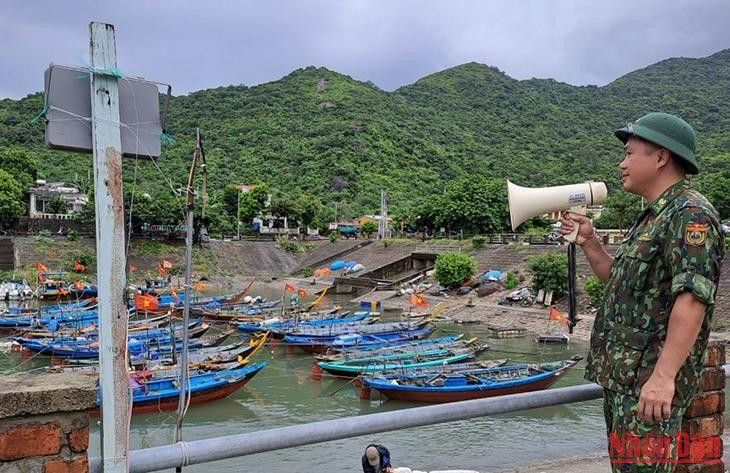 Bộ đội Biên phòng kêu gọi tàu thuyền vào nơi trú ẩn.