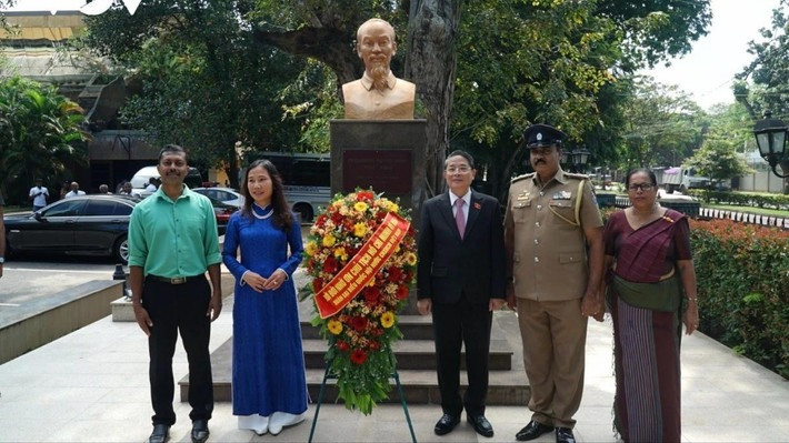 Phó Chủ tịch Quốc hội Nguyễn Đức Hải đặt hoa tại Tượng Chủ tịch Hồ Chí Minh trong khuôn viên Thư viện Thủ đô Colombo, Sri Lanka. Phó Chủ tịch Quốc hội Nguyễn Đức Hải đặt hoa tại Tượng Chủ tịch Hồ Chí Minh trong khuôn viên Thư viện Thủ đô Colombo, Sri Lanka.