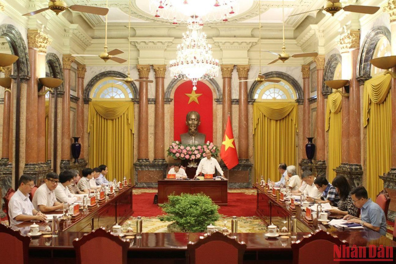 Quang cảnh buổi làm việc. Quang cảnh buổi làm việc.