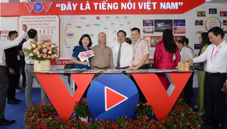 Nhà báo Phạm Mạnh Hùng, Phó Tổng Giám đốc Đài Tiếng nói Việt Nam (áo trắng), Chủ tịch Liên Chi hội nhà báo VOV chụp ảnh cùng các đồng nghiệp.