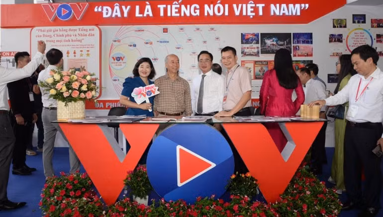 Nhà báo Phạm Mạnh Hùng, Phó Tổng Giám đốc Đài Tiếng nói Việt Nam (áo trắng), Chủ tịch Liên Chi hội nhà báo VOV chụp ảnh cùng các đồng nghiệp. Nhà báo Phạm Mạnh Hùng, Phó Tổng Giám đốc Đài Tiếng nói Việt Nam (áo trắng), Chủ tịch Liên Chi hội nhà báo VOV chụp ảnh cùng các đồng nghiệp.