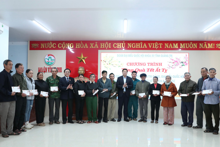 Thứ trưởng Kế hoạch và Đầu tư Nguyễn Đức Tâm tặng quà cho các gia đình chính sách, hộ nghèo huyện Vĩnh Linh (Quảng Trị).