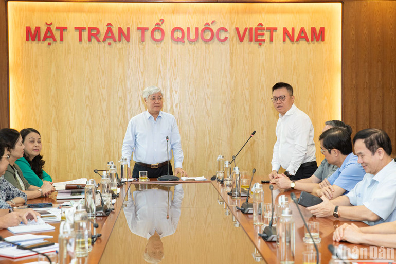 Tổng Biên tập Báo Nhân Dân Lê Quốc Minh phát biểu. (Ảnh: SƠN TÙNG)