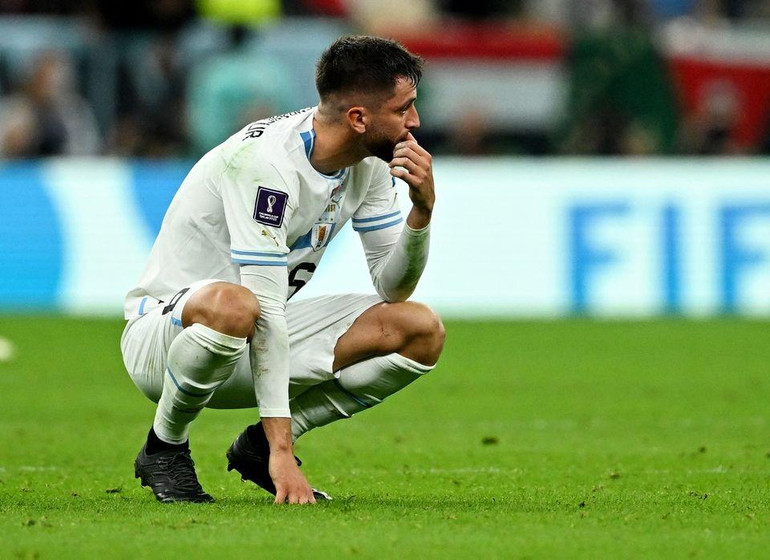 Tiền vệ Rodrigo Bentancur của Uruguay thất vọng sau trận thua trước Bồ Đào Nha. (Ảnh: Reuters)