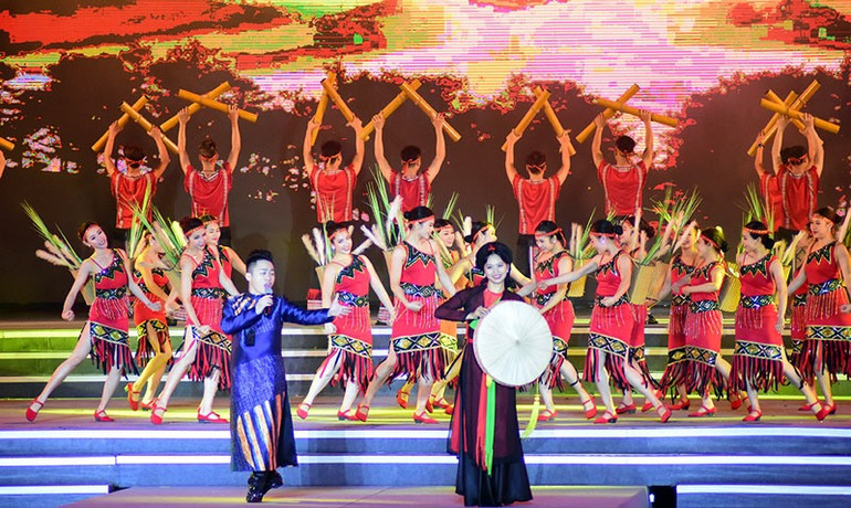 Một tiết mục biểu diễn trong Chương trình nghệ thuật “Rạng rỡ miền quan họ” tổ chức năm 2019 để kỷ niệm 10 năm Dân ca quan họ Bắc Ninh trở thành Di sản văn hóa phi vật thể đại diện của nhân loại.