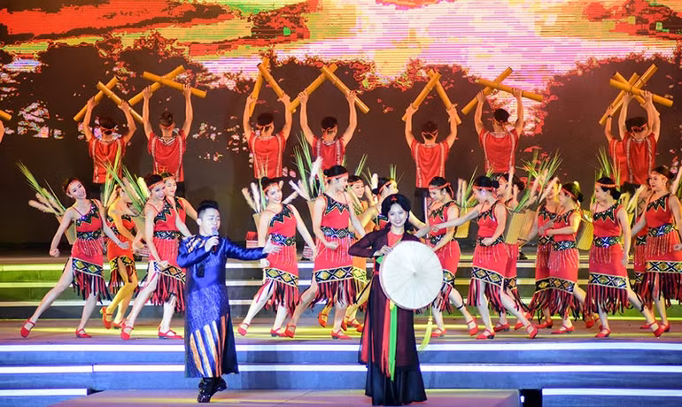 Một tiết mục biểu diễn trong Chương trình nghệ thuật “Rạng rỡ miền quan họ” tổ chức năm 2019 để kỷ niệm 10 năm Dân ca quan họ Bắc Ninh trở thành Di sản văn hóa phi vật thể đại diện của nhân loại.