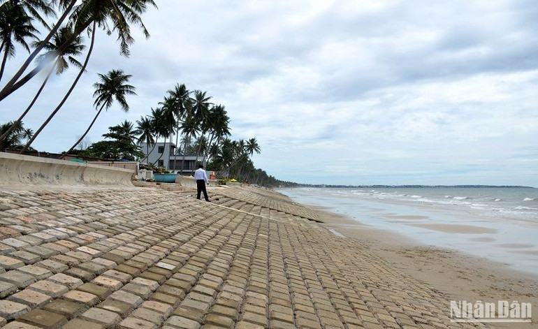 Kè chống sạt lở bờ biển phường Hàm Tiến, thành phố Phan Thiết được xây dựng xong trong năm 2021. (Ảnh: ĐÌNH CHÂU)