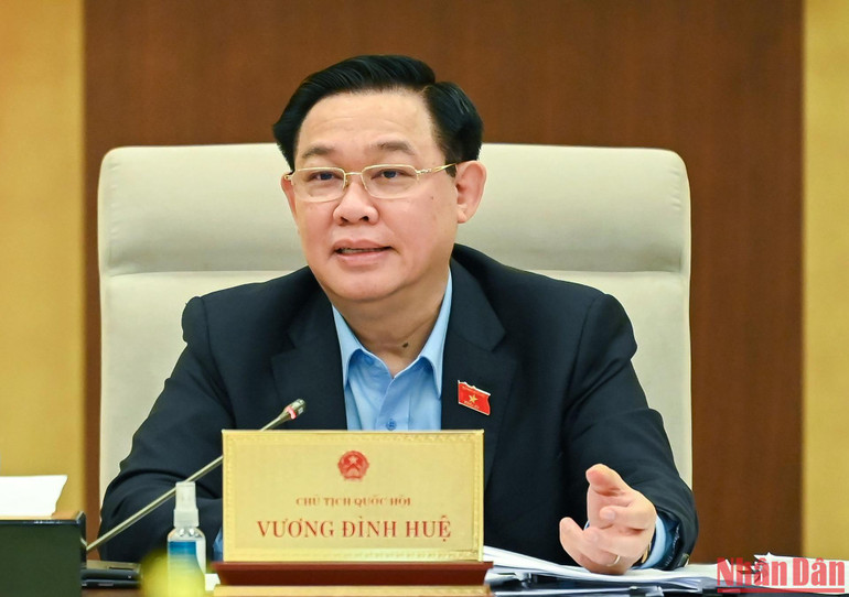 Chủ tịch Quốc hội Vương Đình Huệ phát biểu ý kiến tại phiên họp.