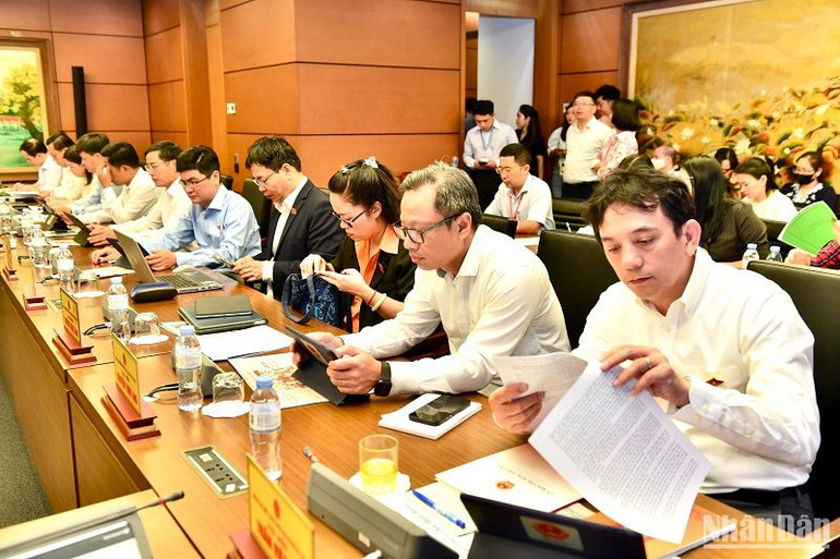 Các đại biểu thảo luận tại tổ sáng 25/5. (Ảnh: ĐĂNG KHOA)