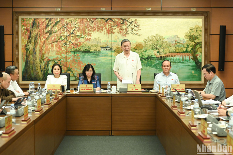 Quang cảnh thảo luận tại tổ Đoàn đại biểu Quốc hội thành phố Hà Nội. (Ảnh: BÙI GIANG)