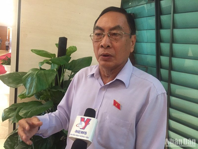 Đại biểu Phạm Văn Hòa trao đổi bên hành lang Quốc hội. (Ảnh: VĂN TOẢN) Đại biểu Phạm Văn Hòa trao đổi bên hành lang Quốc hội. (Ảnh: VĂN TOẢN)