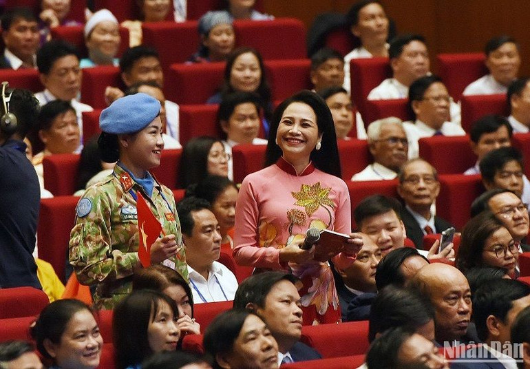 Giao lưu với các đại biểu trong chương trình. (Ảnh: TRẦN HẢI) Giao lưu với các đại biểu trong chương trình. (Ảnh: TRẦN HẢI)