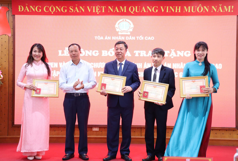Phó Chánh án Thường trực Tòa án nhân dân tối cao Nguyễn Trí Tuệ trao kỷ niệm chương "Vì sự nghiệp Tòa án" cho các cán bộ Nhà xuất bản.