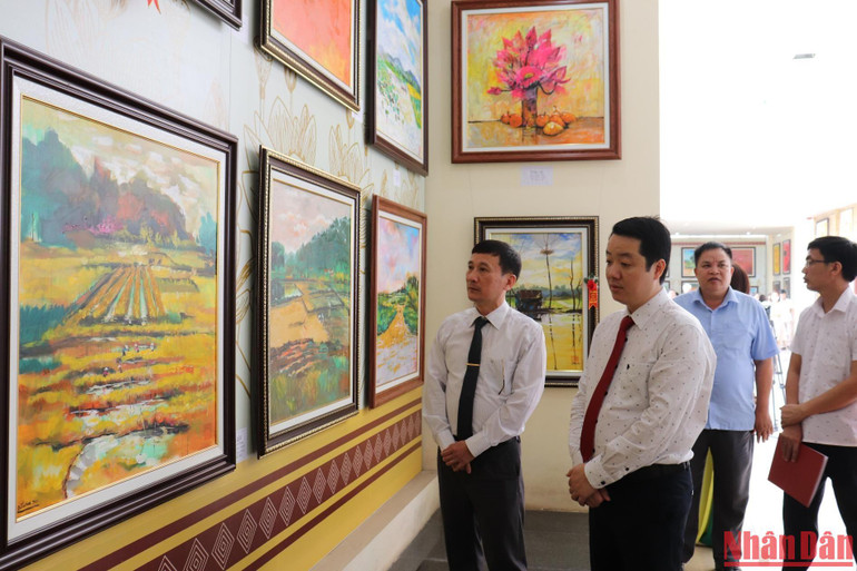 Triển lãm mỹ thuật mang tên Cảm xúc Vĩnh Tường.