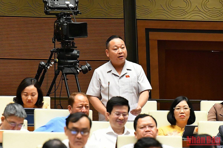 Đại biểu Tráng A Dương (Hà Giang) tham gia ý kiến về nội dung Liên đoàn hợp tác xã. (Ảnh: THỦY NGUYÊN)