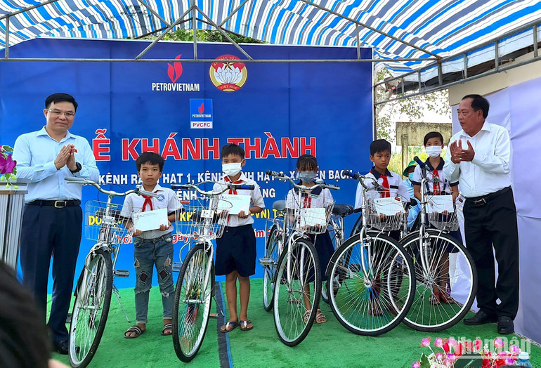 Đại diện Công ty cổ phần Phân bón-Dầu khí Cà Mau tặng xe đạp cho các em học sinh có hoàn cảnh khó khăn tại huyện Thới Bình, tỉnh Cà Mau.