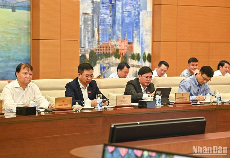 Các đại biểu dự phiên họp sáng 9/5. (Ảnh: DUY LINH)