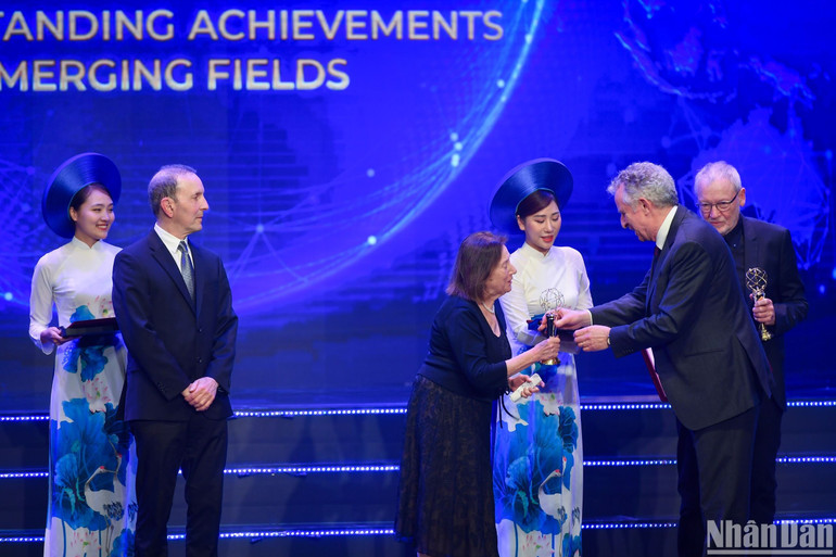 Giáo sư Sir Richard Henry Friend - Chủ tịch Hội đồng Giải thưởng trao cúp, bằng chứng nhận và hoa đến các nhà khoa học đạt giải. (Ảnh: THÀNH ĐẠT) Giáo sư Sir Richard Henry Friend - Chủ tịch Hội đồng Giải thưởng trao cúp, bằng chứng nhận và hoa đến các nhà khoa học đạt giải. (Ảnh: THÀNH ĐẠT)