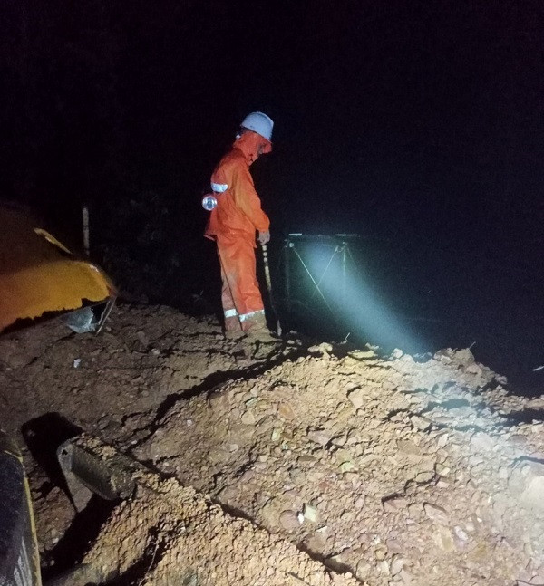 Kiểm tra các vị trí xung yếu ngay trong đêm mưa lũ.