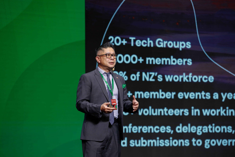 Ông Mitchell Phạm chia sẻ tại hội thảo.