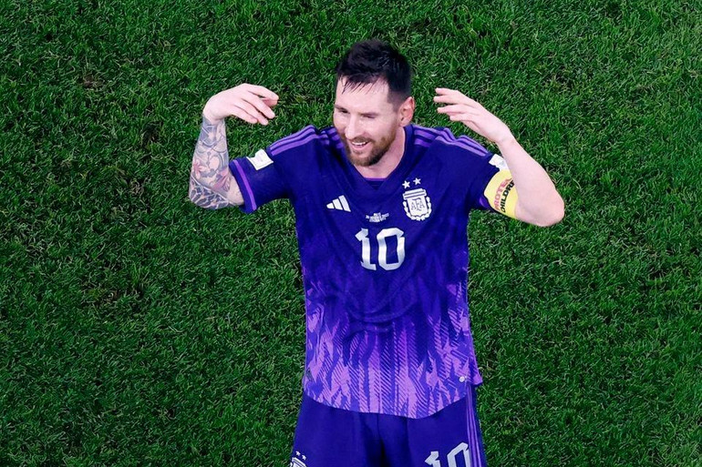 Lionel Messi không nén được sự vui mừng sau khi cùng đồng đội giành chiến thắng trước Ba Lan để đi tiếp vào vòng 1/8. (Ảnh: Reuters)