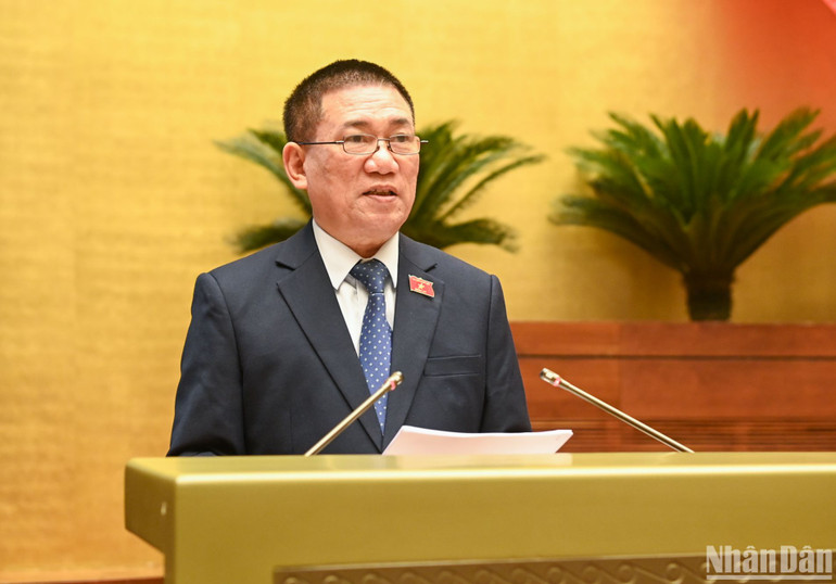 Bộ trưởng Tài chính Hồ Đức Phớc báo cáo tại phiên họp. (Ảnh: DUY LINH)