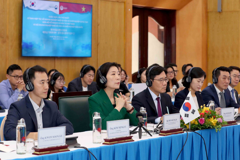 Bộ trưởng Doanh nghiệp nhỏ và vừa và Khởi nghiệp Hàn Quốc Oh Youngju và các đại biểu Hàn Quốc dự cuộc họp. (Ảnh: MPI)