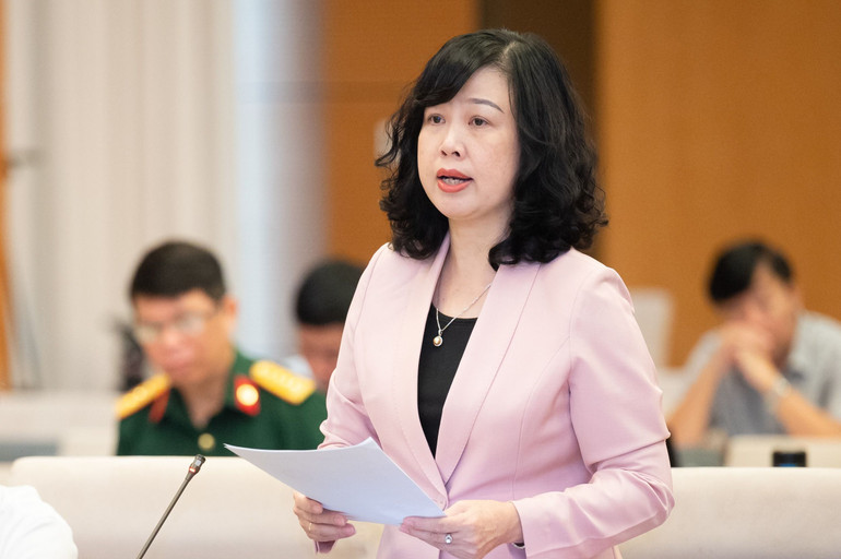 Bộ trưởng Y tế Đào Hồng Lan trình bày tóm tắt Tờ trình dự án Luật sửa đổi, bổ sung một số điều của Luật Bảo hiểm y tế. (Ảnh: DUY LINH)