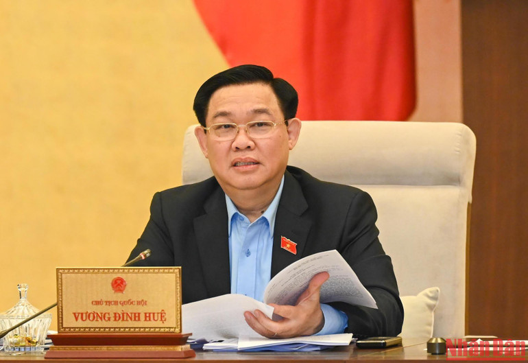 Chủ tịch Quốc hội Vương Đình Huệ phát biểu tại phiên họp.
