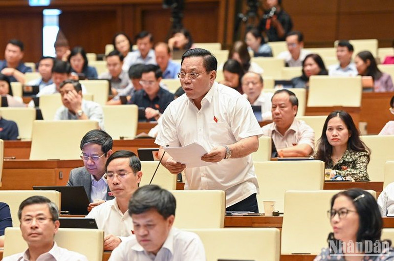 Đại biểu Nguyễn Hải Trung cho ý kiến vào dự thảo Luật Các tổ chức tín dụng (sửa đổi). (Ảnh: DUY LINH)