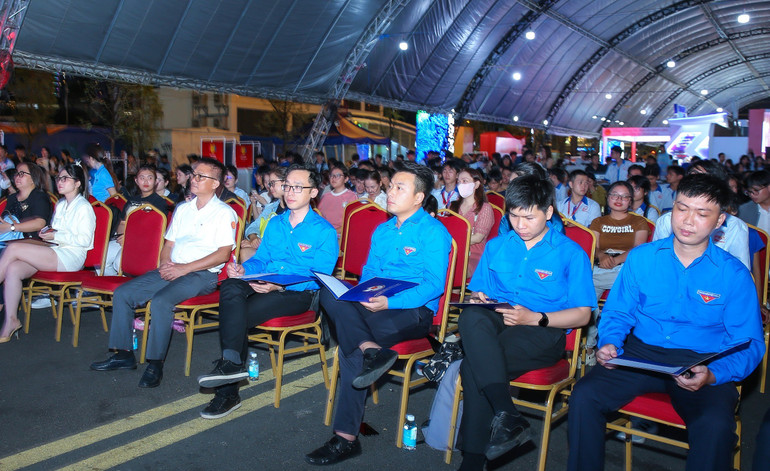 Các đại biểu dự chương trình.