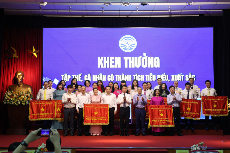 Lãnh đạo Bộ Thông tin và Truyền thông chụp ảnh cùng các tập thể, cá nhân được nhận Cờ thi đua, Bằng khen tại hội nghị.