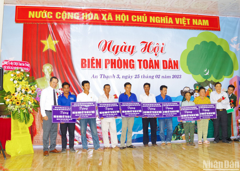 Lãnh đạo tỉnh Sóc Trăng trao bảng tượng trưng tặng nhà “Đại đoàn kết”.