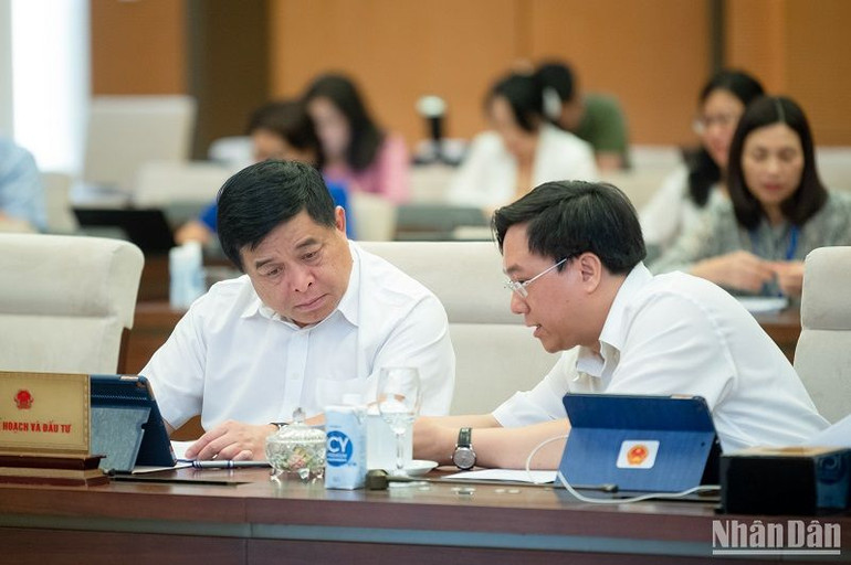 Các đại biểu nghiên cứu tài liệu tại phiên họp. (Ảnh: DUY LINH)