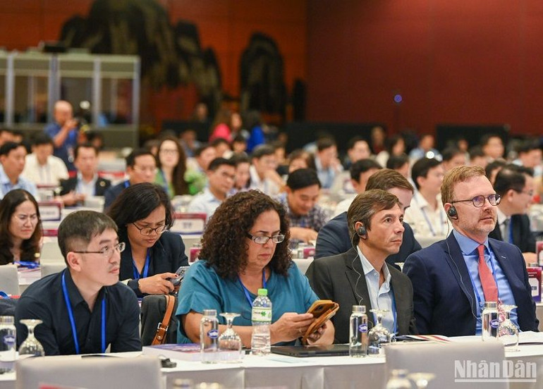 Các đại biểu dự Phiên toàn thể. (Ảnh: DUY LINH)