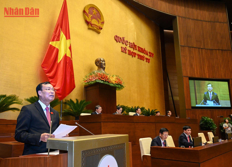 Chủ nhiệm Ủy ban Quốc phòng và An ninh của Quốc hội Lê Tấn Tới trình bày Báo cáo giải trình, tiếp thu, chỉnh lý dự thảo Nghị quyết. (Ảnh: DUY LINH) Chủ nhiệm Ủy ban Quốc phòng và An ninh của Quốc hội Lê Tấn Tới trình bày Báo cáo giải trình, tiếp thu, chỉnh lý dự thảo Nghị quyết. (Ảnh: DUY LINH)