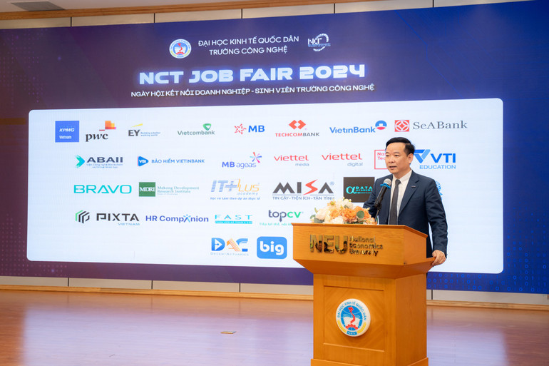 PGS,TS Bùi Huy Nhượng, Phó Hiệu trưởng Đại học Kinh tế quốc dân phát biểu tại sự kiện.