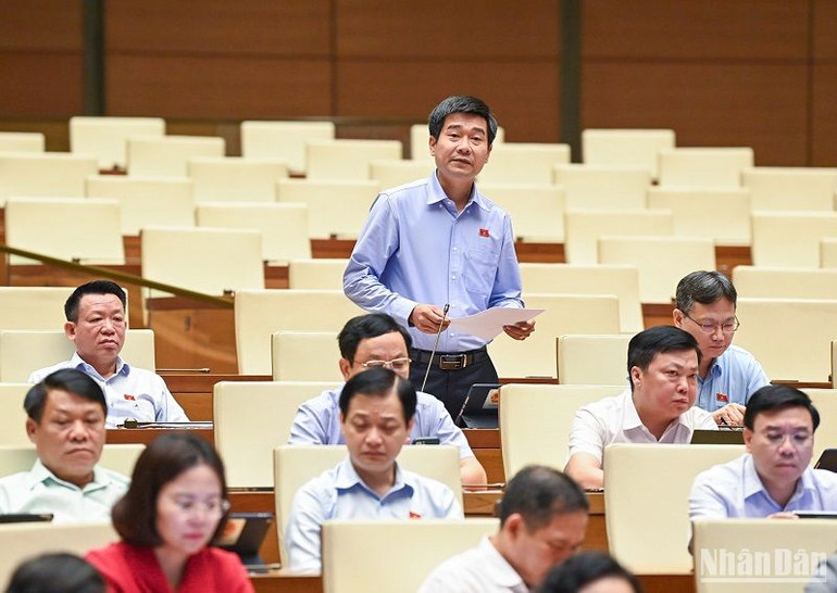 Đại biểu Lê Thanh Hoàn nhấn mạnh tầm quan trọng của công chứng hợp đồng trong giao dịch chuyển nhượng bất động sản. (Ảnh: DUY LINH)